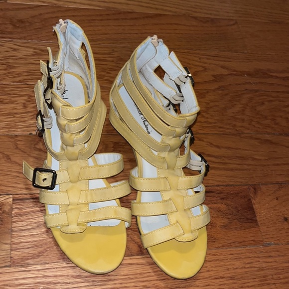 Ladies yellow gladiator style MICHAEL ANTONIO SANDALS yellow sz 9 - Picture 2 of 5